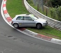 ZA DLAKU: Izbegao zaštitnu ogradu na Nurburgingu! (VIDEO)