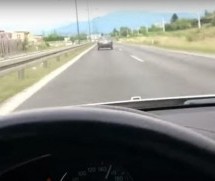 STRAH ME JE, POGINUĆEMO, MOLIM TE: Vozio 200 na sat po gradu u MERCEDESU, žena sve vrijeme ZAPOMAGALA! (VIDEO)