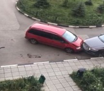 Kako je Rus prebolio ‘nogu’ od supruge: U VW Sharanu lupao dva Audija na parkingu ispred zgrade (VIDEO)