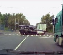 MALO SE ZANIJEO: Htio da driftuje oklopnim transporterom pa udario u Škodu! (VIDEO)