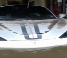 Uragan ‘Harvi’ potopio Ferrarije, Mercedese… (VIDEO)