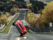 Kakav majstor: Kinez u Mini Cooperu prešao Nordschleife na dva točka (VIDEO)