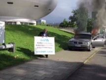 Zapalio sopstveni BMW ispred sjedišta kompanije u Minhenu (VIDEO)