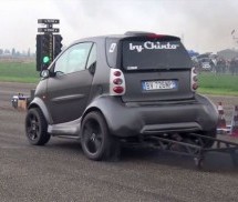 DŽEPNA RAKETA: Pogledajte kako ubrzava Smart ForTwo 1.9 TDI sa 230 konja! (VIDEO)