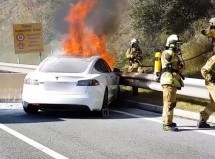 Požar na Tesli gasilo 35 ljudi i 5 vatrogasnih vozila (VIDEO)