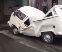 Stablo ga umalo prepolovilo, ali Volkswagen Kombi vozi dalje (VIDEO)