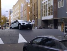 Range Rover Evoque uspjeo da pređe preko najvećeg ležećeg policajca (VIDEO)