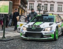 Najbrži taxi u Pragu – reli šampion Jan Kopecky u Škodi Fabiji R5 (VIDEO)