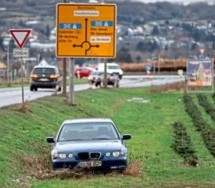 Dvije godine BMW ostao parkiran u travi pokraj ceste