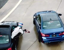 Da li je moguće u BMW M5 doliti gorivo u vožnji? (VIDEO)