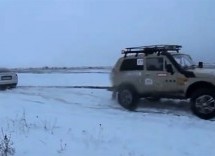 David protiv Golijata na snijegu: Lada Niva protiv Audija S6 (VIDEO)