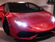 Pojavila se u centru Londona u Lamborghini Huracanu obloženog sa 1,3 miliona Swarovski kristala (VIDEO)