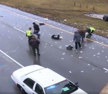 Na autoputu se dogodila neobična saobraćajna nesreća – letjele su novčanice (VIDEO)