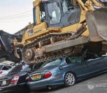 Uništeno je 30 luksuznih automobila – iznenadićete se kada vidite zašto (VIDEO)