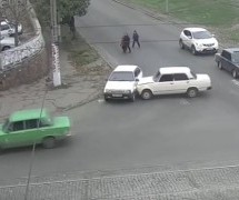 KOLIKE SU ŠANSE? Lada pomagala vući Ladu, pa je zabila u – Ladu! (VIDEO)