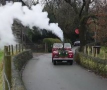 AUTOMOBIL NA UGLJEN: Za 27.000 Eura od Land Rover Defendera napravio parni stroj (VIDEO)