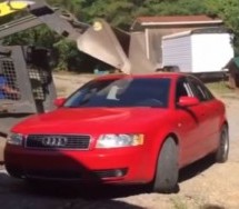 KAD KĆERKA RAZBJESNI TATU: Bagerom joj uništio skupi auto, a razlog će vas ŠOKIRATI! (VIDEO)