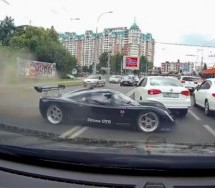 OBRUKAO SE: Vlasnik Ultima GTR izgubio kontrolu usred grada! (VIDEO)