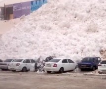 SNAGA PRIRODE: Pogledajte kako lavina mete parkirane automobile kao da su igračke (VIDEO)