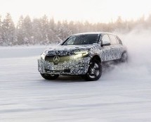 Drift Mercedes-Benz EQ C modela na snijegu i ledu (VIDEO)