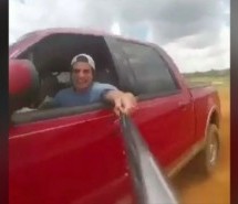 Vozač za zatvor: Snimao je selfi, pa prevrnuo automobil na krov (VIDEO)