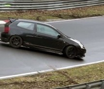 TRENUTAK DEKONCENTRACIJE: Honda Civic Type R završila u zaštitnoj ogradi (VIDEO)