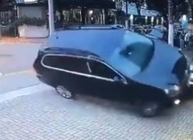 BIZARNI OBRAČUN vozača Volkswagen Golfa i Jeepa Compassa završio prevrtanjem Golfa! (VIDEO)