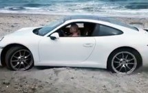 UMISLILA DA VOZI CAYENNE: Plavuša zaglavila Porsche 911 na plaži (VIDEO)