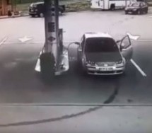 Točio gorivo, pa zaboravio crijevo u automobilu (VIDEO)