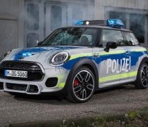 Izgleda kul, a uz to je brz: Policijski MINI sa 230 ks