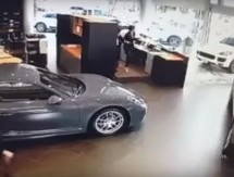 Nezadovoljni kupac uletio SUV-om u salon Porschea (VIDEO)