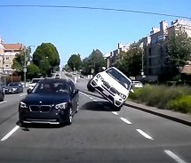 PORODIČNI OKRŠAJ: Naletio BMW-ov X4 na X1 i zamalo se prevrnuo! (VIDEO)