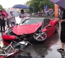 Nestao u sekundi: Kineskinja unajmila Ferrari i razbila ga nakon par metara (VIDEO)