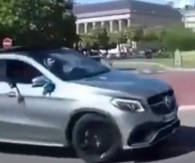 Nemamo pojma kako je ovaj Mercedes završio na krovu usred kružnog toka (VIDEO)