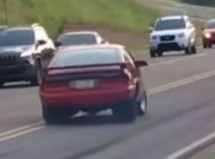 Želio je ispasti frajer pa je razbio Dodge Daytonu i Ford Mustang (VIDEO)