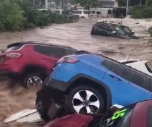 Pogledajte kako bujica nosi potpuno nove automobile s lagera poput igračaka (VIDEO)