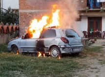 NAPUNIO GA SLAMOM I POLIO BENZINOM: Još jedan auto izgorio zbog rigoroznih pravila! (VIDEO)