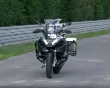 Nevjerojatno: BMW-ov motocikl vozi bez vozača (VIDEO)