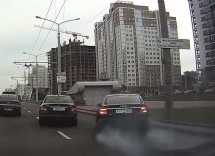 Kako je jureći Audi udario u Mercedes i poletio u nebo (VIDEO)