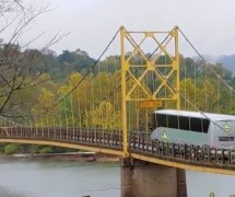 Autobus od 35 tona zanemario upozorenja o nosivosti, iskrivio most (VIDEO)