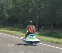 JET SKI VOZIO PO CESTI: ‘To ide u vodu’; naravno postoji i logično objašnjenje kako je ovakav prizor moguć (VIDEO)