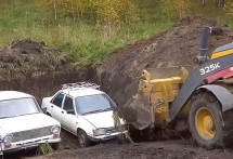 Zakopali tri automobila na godinu dana pa ih pokušali upaliti (VIDEO)