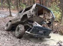 Dečki naučili lekciju ‘zašto ne ići hrđavim terencem na off-road’ (VIDEO)