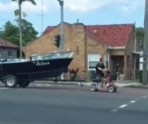 Invalidskim skuterom vukao ribarski brod. Policija ne zna koju kaznu da mu naplati (VIDEo)