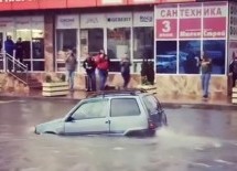 Malena Lada Oka koja se odvažno probija ulicama potopljenog ruskog Adlera izazvala buru oduševljenja (VIDEO)