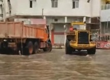 Pogledajte kako se ova dvojica pametnjakovića rješavaju vode nakon jake kiše (VIDEO)