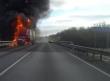 Ford udario u kamion, a onda je kabina nestala u plamenu (VIDEO)