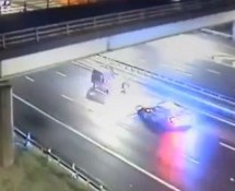 Pijani Britanac vozio u suprotnom smjeru, reakcija policajaca je nemilosrdna (VIDEO)