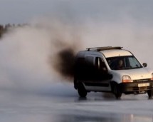Dostavni Kangoo turbo s 500 ‘konja’ drifta po zaleđenome jezeru (VIDEO)