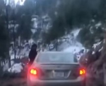 Suvozač omeo vozača pa sletjeli u provaliju (VIDEO)